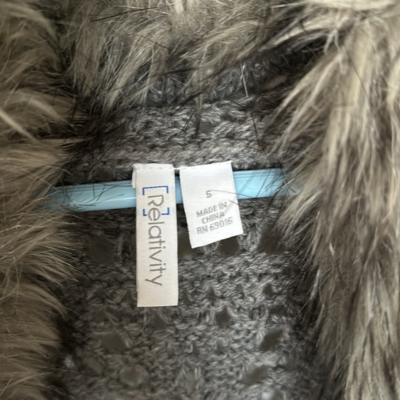 Relativity grey knit vest. - Picture 3 of 4